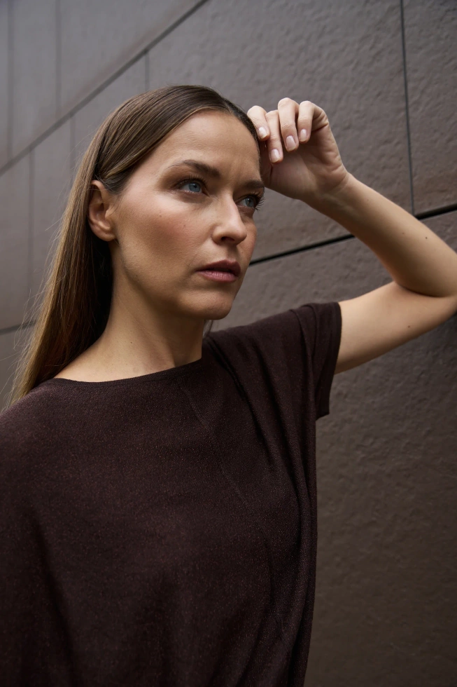 Sweter z krótkimi rękawami brązowy