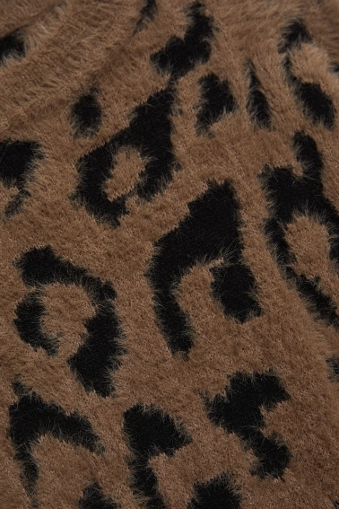 Sweter w panterkę brązowy