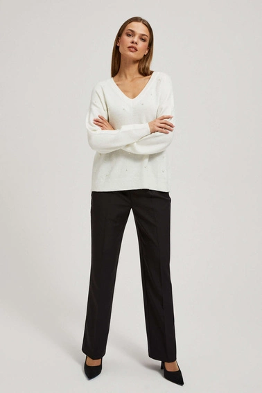 Sweter z dekoltem w serek z koralikami perłowy