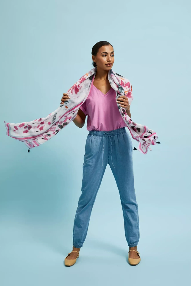 Letni szal z delikatnymi frędzlami różowy