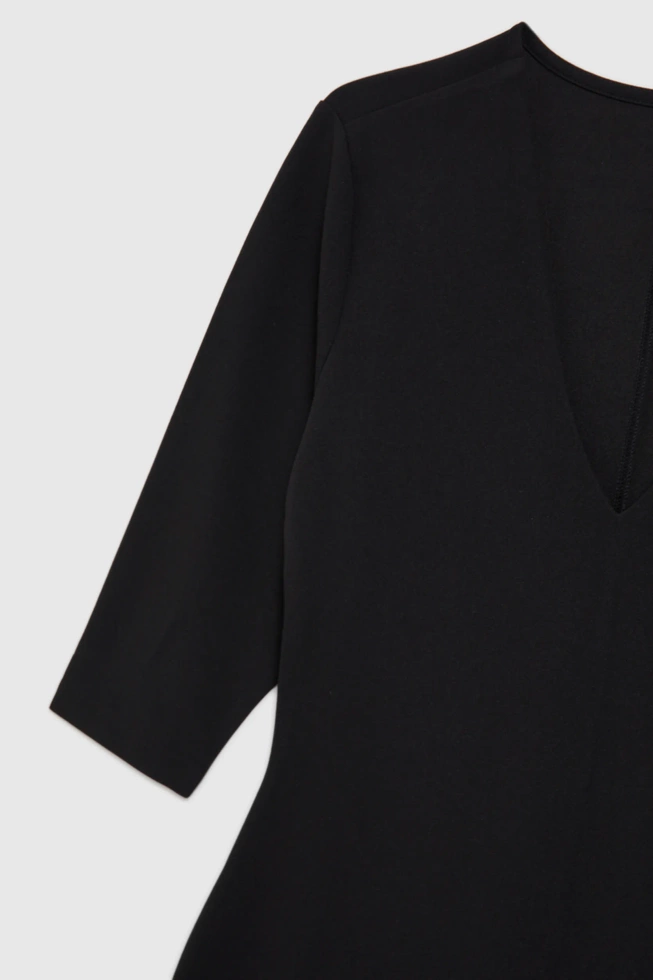 Gładka sukienka z dekoltem w serek czarna