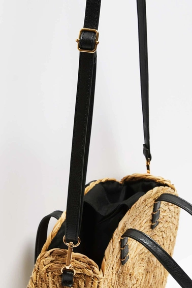 Okrągła pleciona torba na ramię ciemnobeżowa