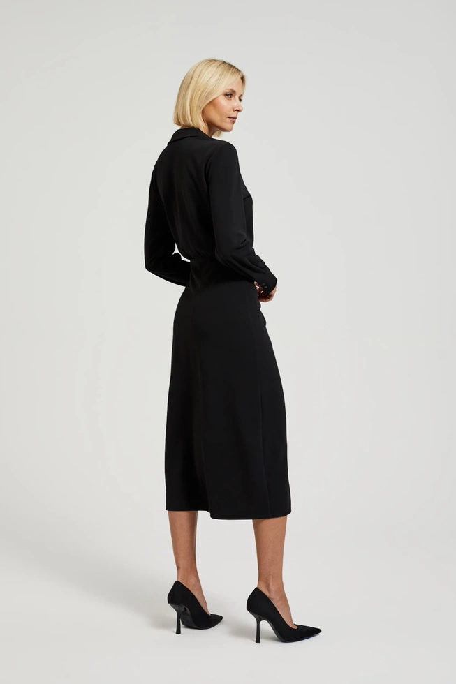 Koszulowa sukienka midi z ozdobymi guzikami czarna