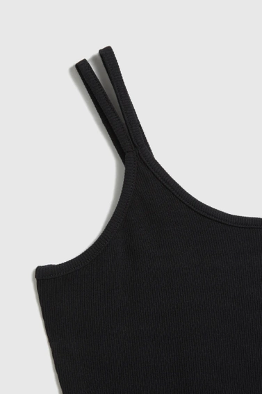 Top na cienkich ramiączkach czarny