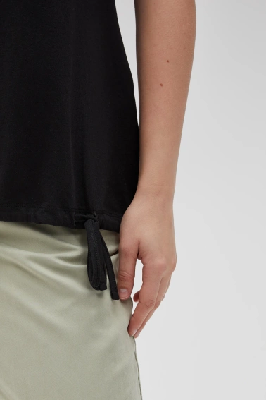 T-shirt z ozdobną aplikacją czarny