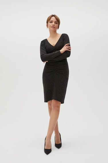 Dopasowana sukienka ozdobiona metaliczną nitką czarna