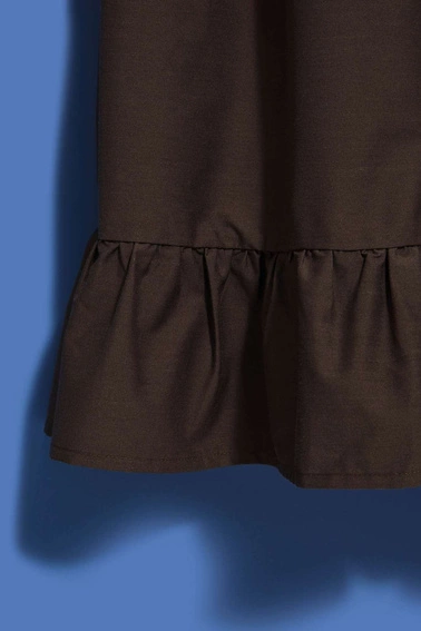 Rozkloszowana sukienka z falbaną