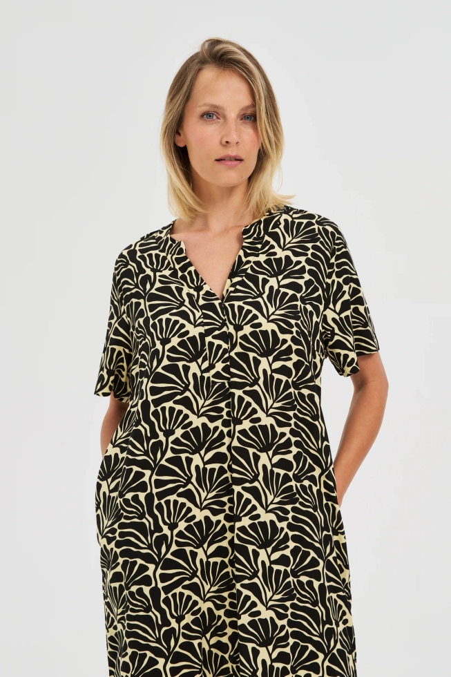 Sukienka o luźnym fasonie czarna