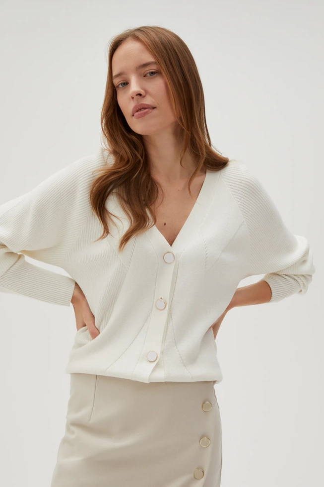 Sweter zapinany na ozdobne guziki biały