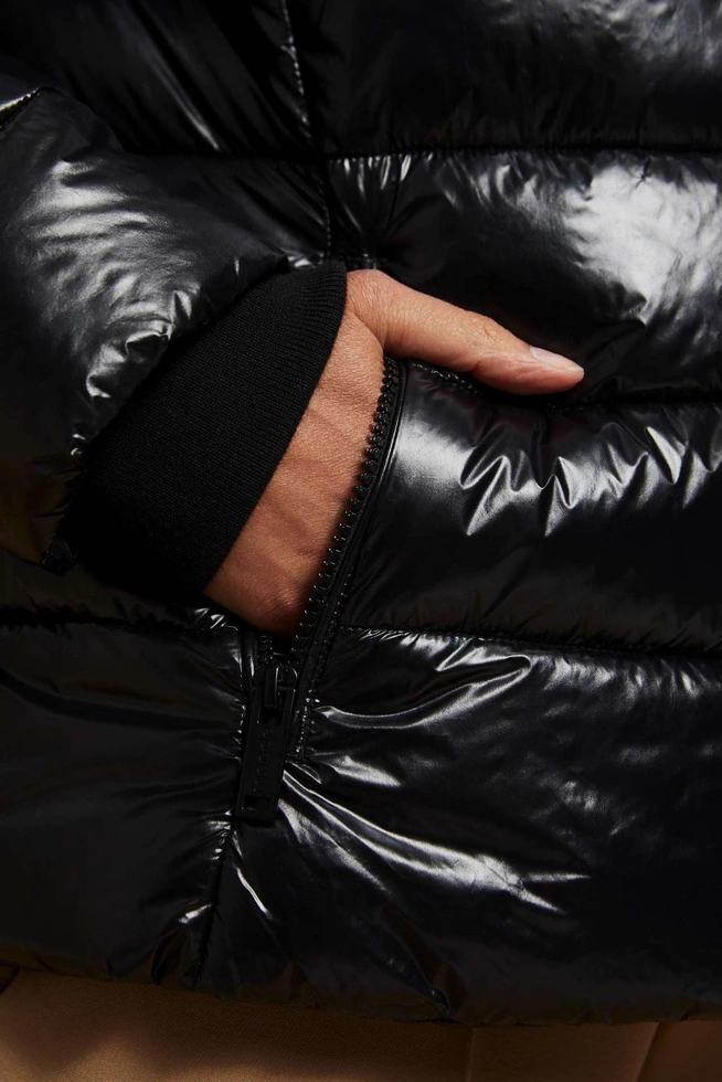 Pikowana kurtka z futrzanym kapturem