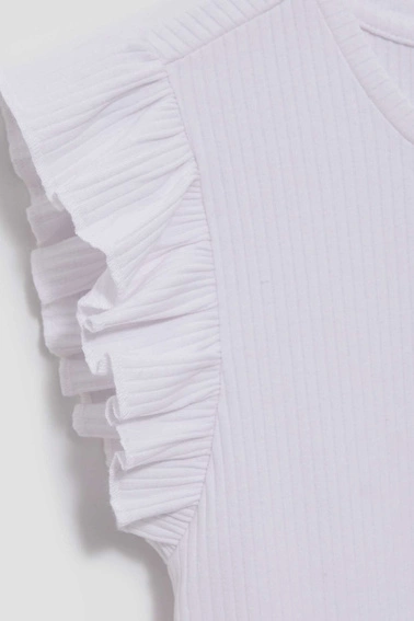 Gładka dopasowana bluzka z falbaną na ramionach biała