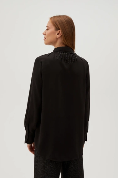 Koszula z ręcznie doszywanymi koralikami czarna