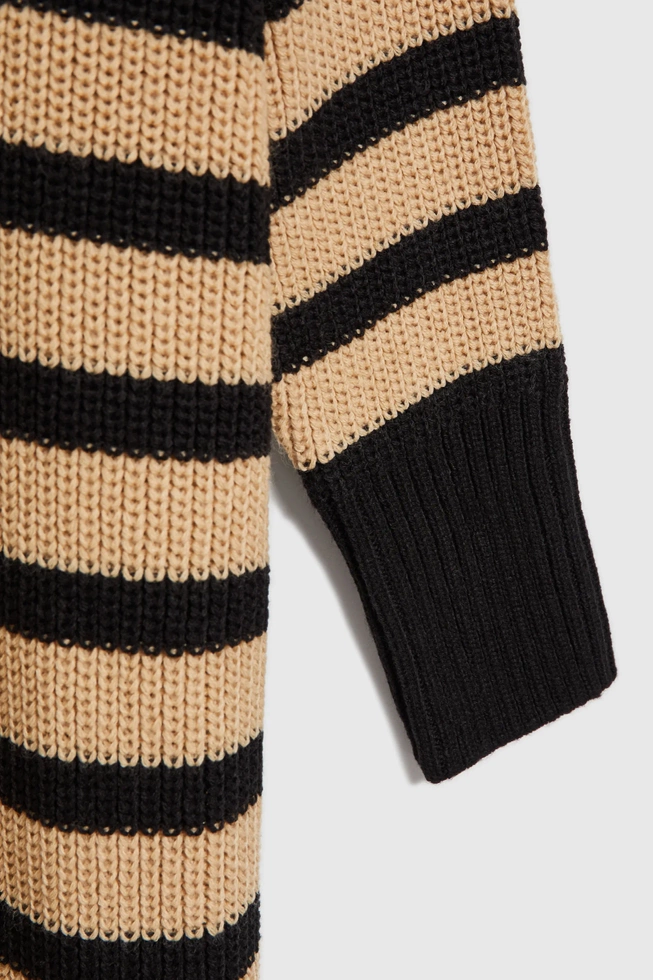 Dzianinowa sukienka w paski z golfem czarna