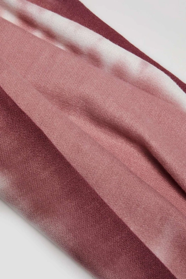 Gładki szalik z delikatnymi frędzlami