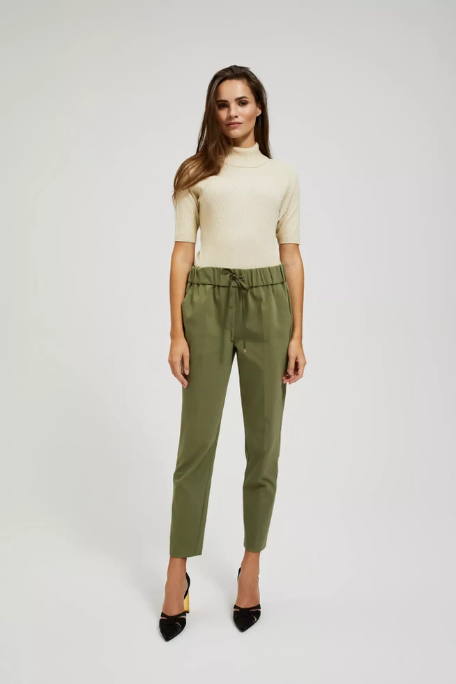 Sweter z golfem ozdobiony metaliczną nitką perłowy