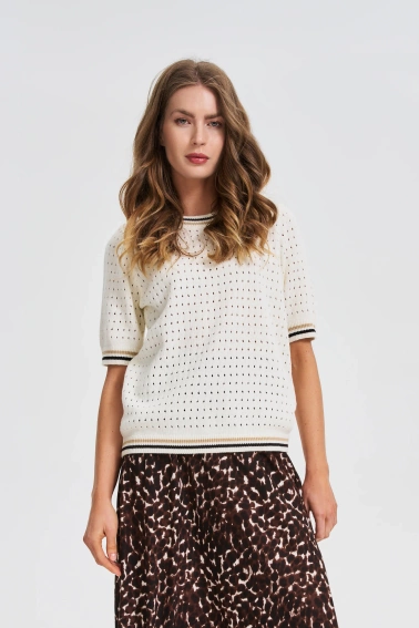 Ażurowy sweter ecru