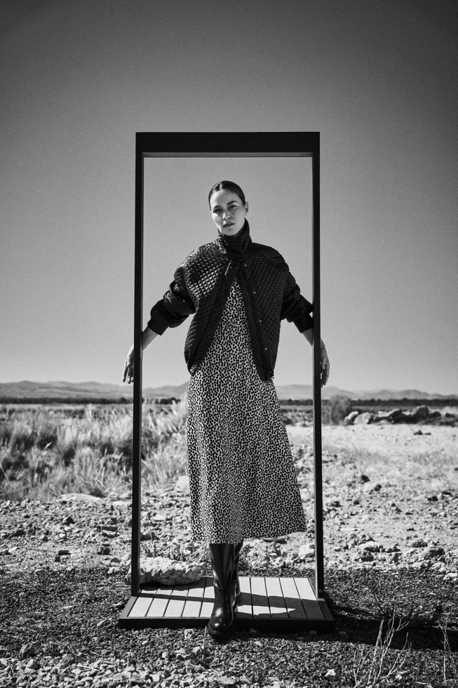 Sukienka midi w grochy czarna