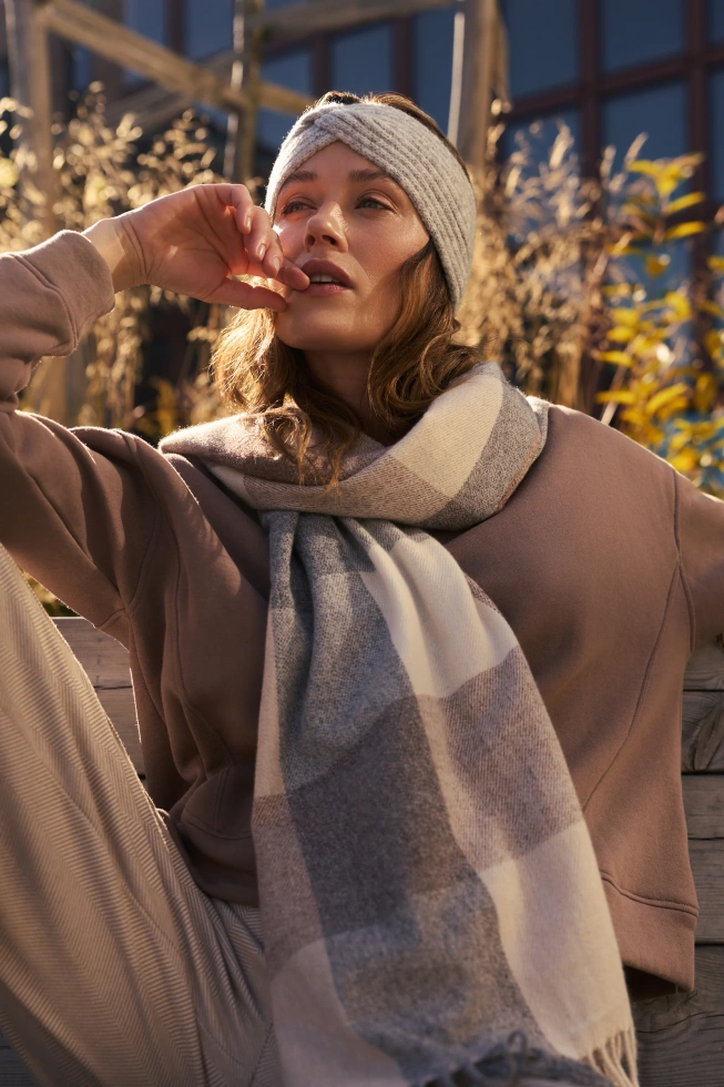 Szal w kratę beżowy