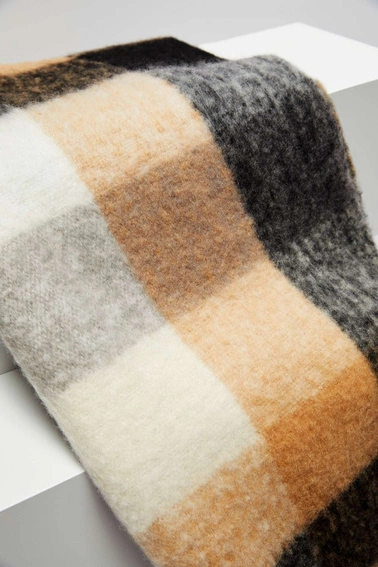 Ciepły szal w kratę beżowy