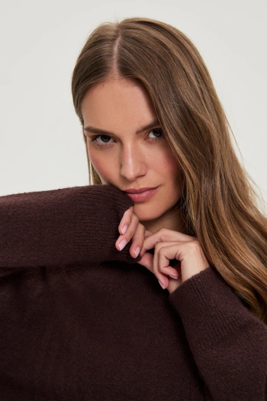 Gładki sweter brązowy