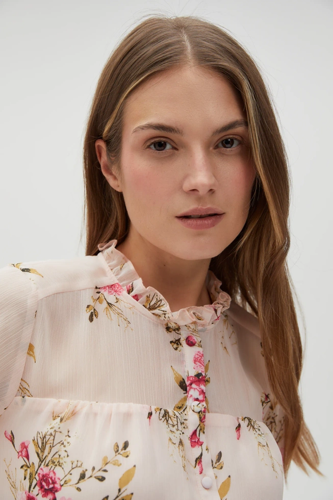 Koszula w kwiaty z falbankami i bufiastymi rękawami różowa