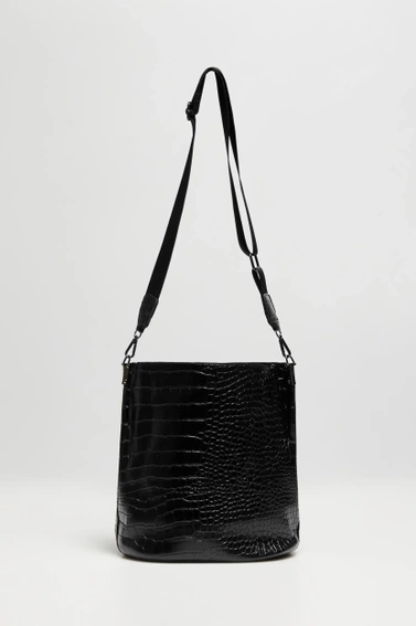 Torebka ozdobiona wężowym wzorem czarna 