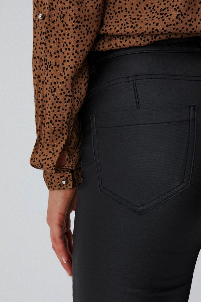 Woskowane spodnie o dopasowanym kroju