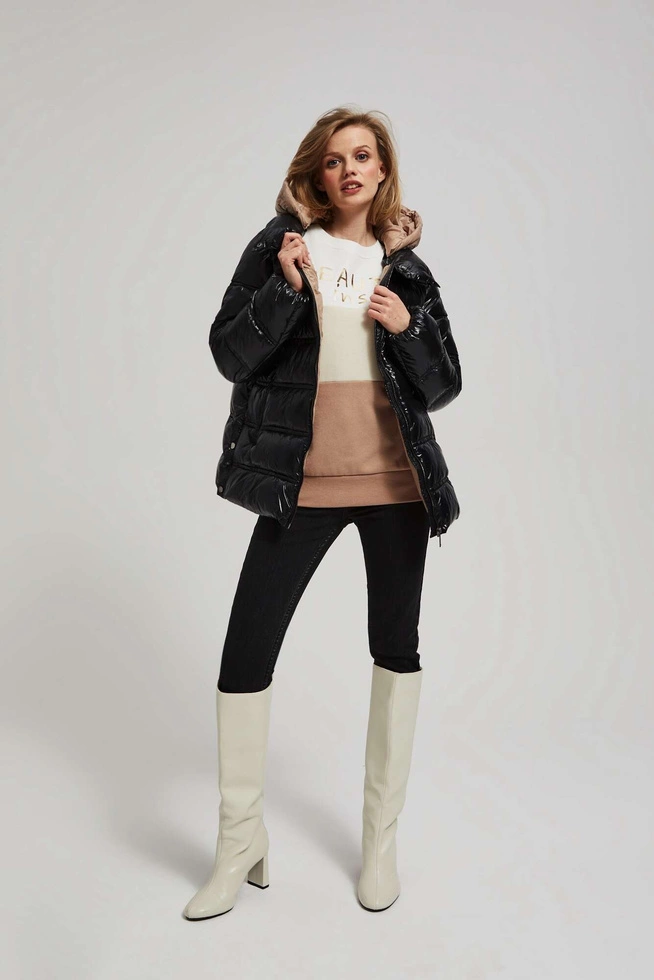 Krótka pikowana czarna kurtka z kapturem