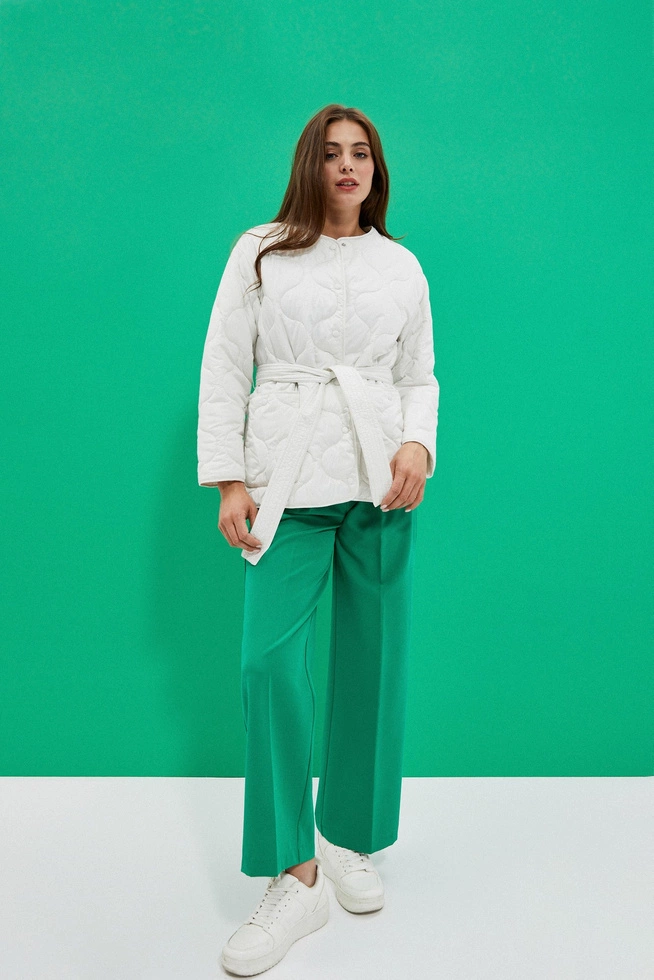 Pikowna kurtka z paskiem w talii perłowa