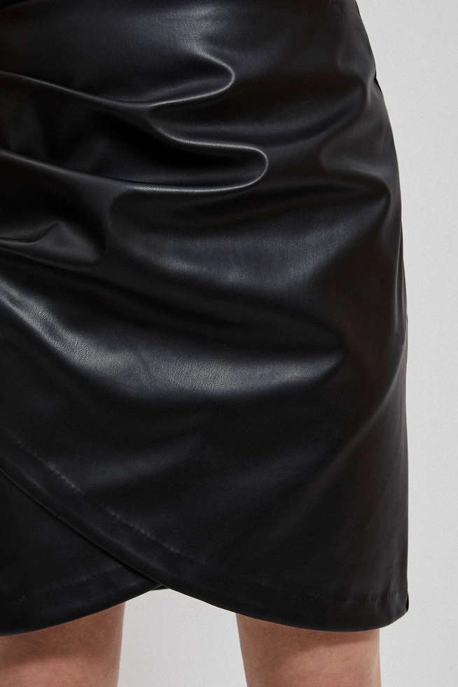 Spódnica z imitacji skóry z marszczeniem czarna