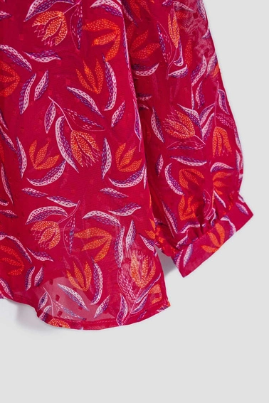 Koszula z falbaną na dekolcie