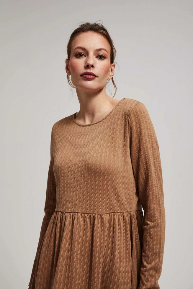 Sukienka z długimi rękawami i rozkloszowanym dołem ciemnobeżowa