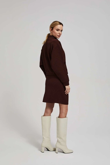 Dopasowana spódniczka o długości przed kolano kasztanowa