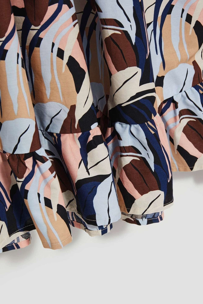 Wzorzysta sukienka midi z falbaną ciemnobeżowa