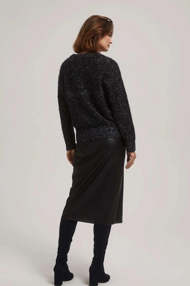 Sweter z dekoltem w serek i metaliczną nitką