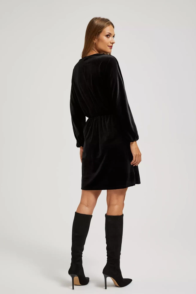 Welurowa sukienka z ozdobnymi guzikami