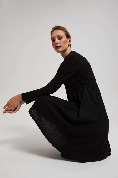 Sukienka z długimi rękawami i rozkloszowanym dołem czarna