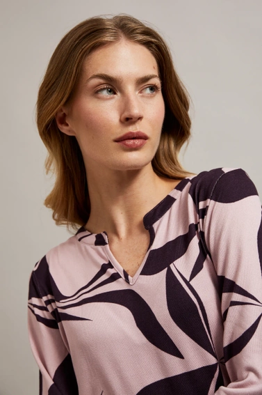 Sweter z geometrycznym wzorem różowy 