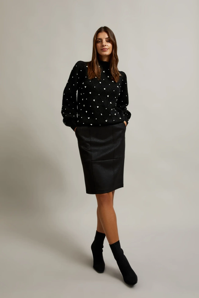 Ołówkowa spódnica o długości przed kolano czarna