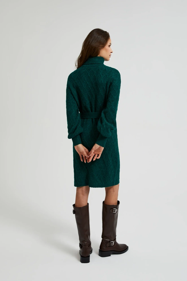 Dzianiowa sukienka z golfem i bufiastymi rękawami zielona