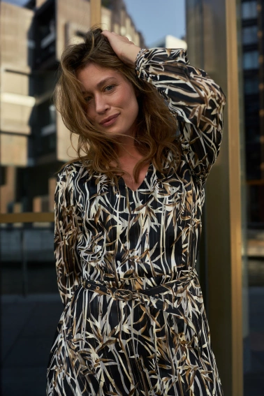 Sukienka w roślinny wzór z paskiem czarna