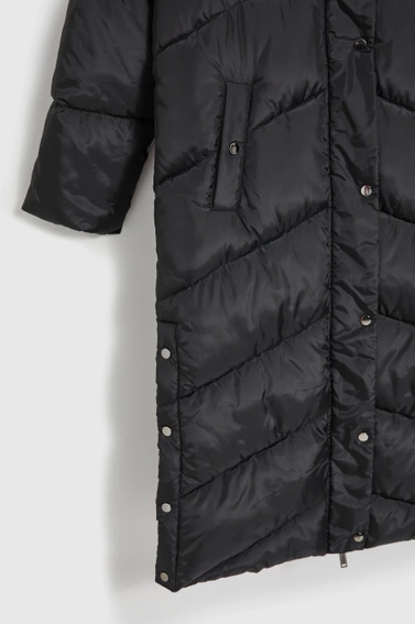 Długa pikowana kurtka z kapturem czarna 