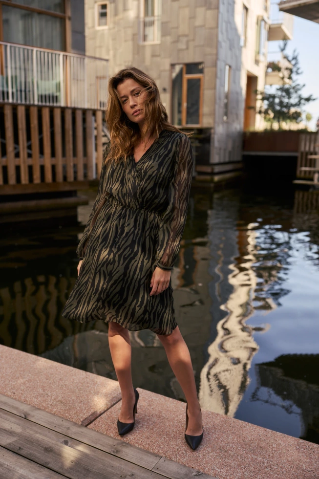 Sukienka w zwierzęcy wzór oliwkowa