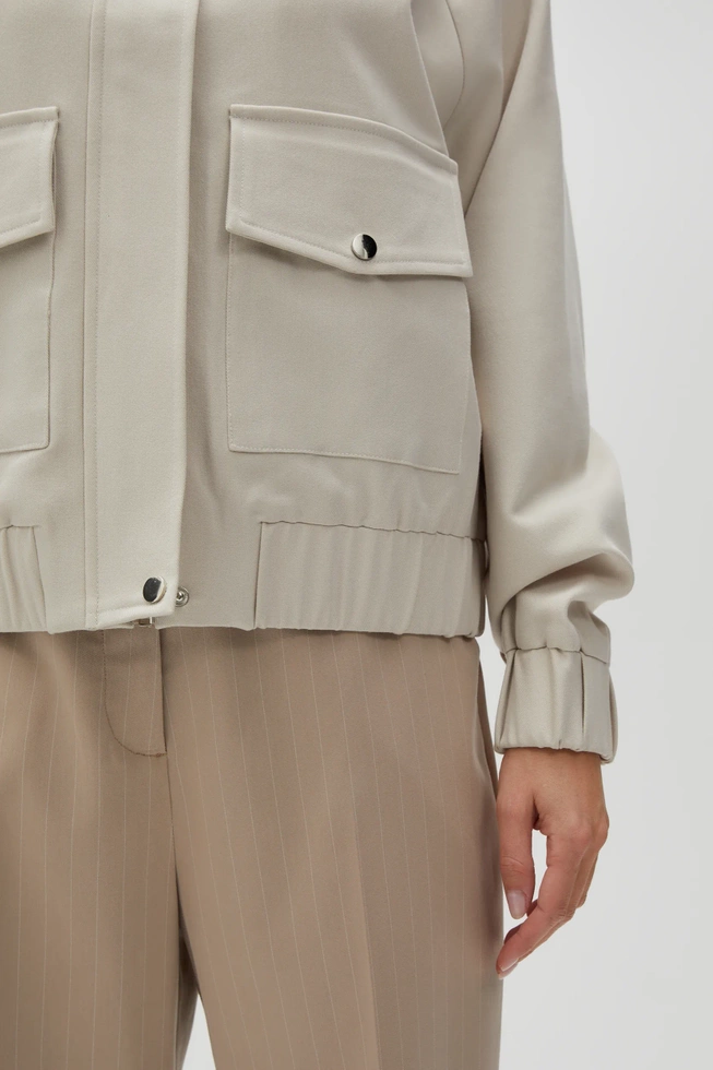 Kurtka z dużymi kieszeniami beżowa