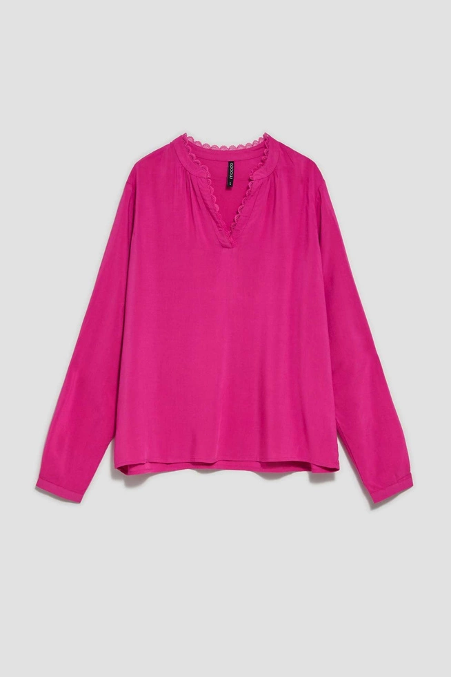 Koszula z koronkowym dekoltem