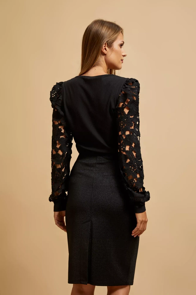 Bluzka z koronkowymi rękawami czarna