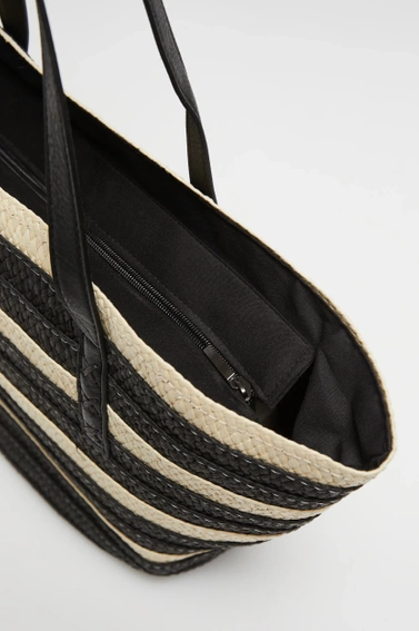 Słomkowa torba w paski czarna