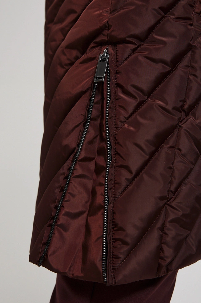 Długa pikowana kurtka z kapturem brązowa
