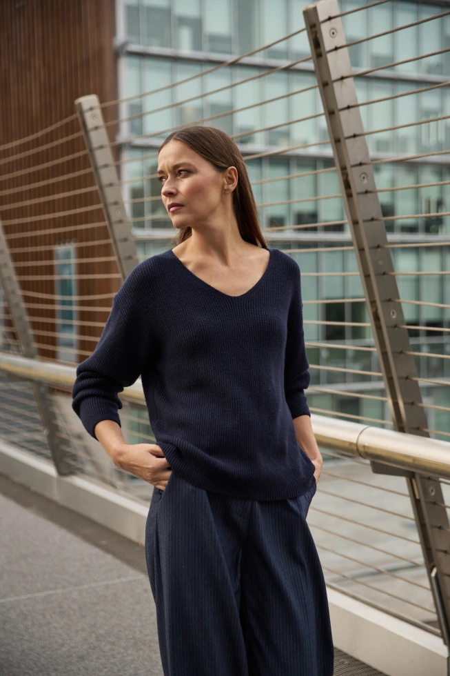 Sweter o prostym fasonie granatowy