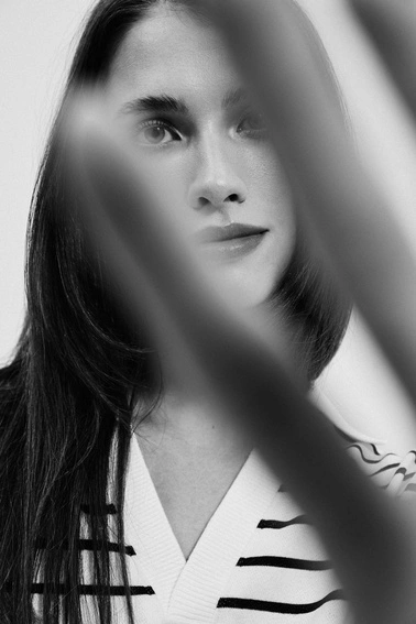 Bluza w paski z dekoltem w serek i kołnierzykiem perłowo-czarna